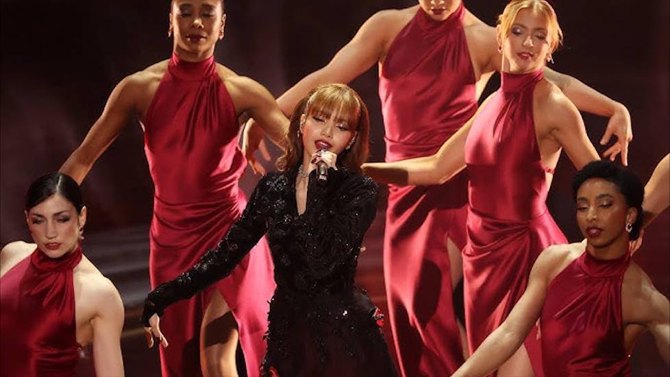 Lisa (Black Pink) cực slay trên sân khấu Oscar 2025
