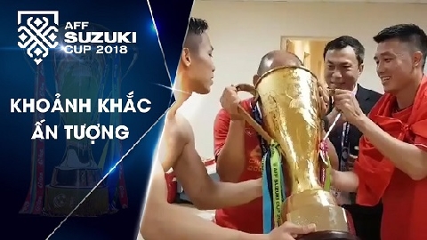 Đội tuyển Việt Nam uống bia bằng Cúp vô địch trong phòng thay đồ