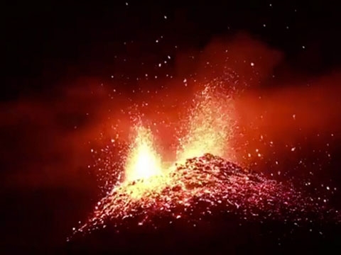 Núi lửa cao 2.500 m phun dung nham đỏ rực