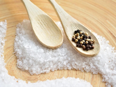 Lý do muối và hạt tiêu thường xuất hiện trên bàn ăn