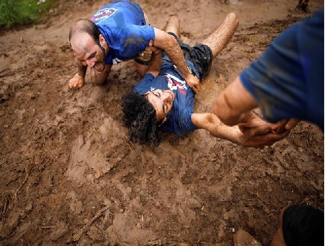 Cuộc thi leo dốc bùn cuối cùng cũng có người chiến thắng