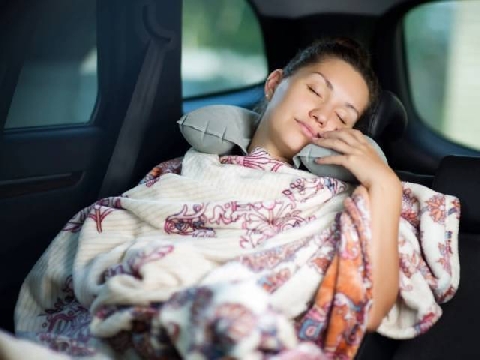 Ngủ qua đêm trong xe ô tô vào mùa hè như thế nào để đảm bảo an toàn?