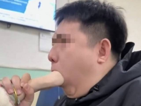 Nhập viện vì mắc kẹt tay... trong miệng bạn trai