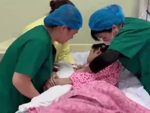 ĐIỀU KỲ DIỆU CỦA TÌNH MẪU TỬ: Sản phụ hôn mê sâu 70 ngày đã hạ sinh con trai khỏe mạnh