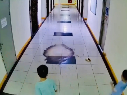 Cháu bé ném dép làm hỏng thang máy chung cư ở Hà Nội