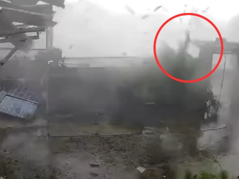 Clip: 10 giây lốc kinh hoàng càn quét 1 nhà dân ở Hải Phòng