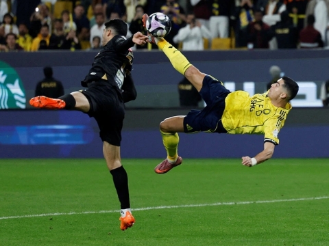 Ronaldo ghi siêu phẩm kiểu 'xe đạp chổng ngược' ở tuổi 40