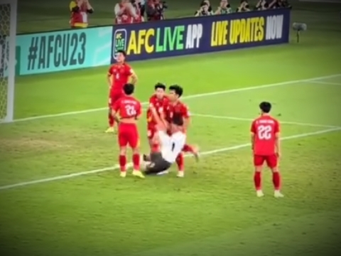 Cận cảnh tình huống dẫn đến thẻ đỏ của Lý Đức